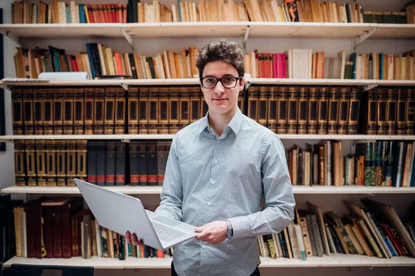 Jonge Volwassen Kaukasische Man Binnen Bibliotheek Met Computer Volwasseneneducatie Academisch — Stockfoto