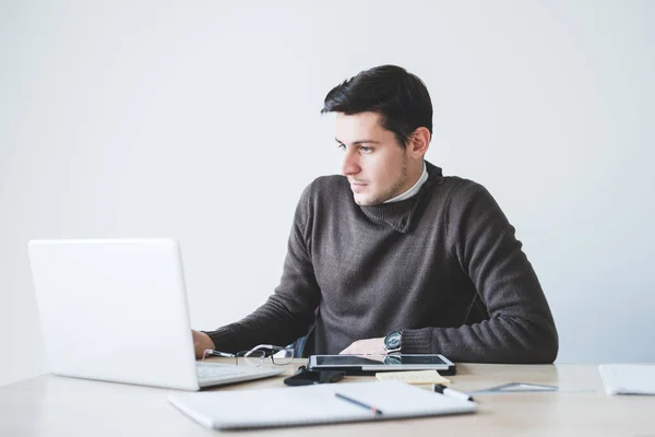 Young Caucasian Contemporary Businessman Sitting Table Indoors Using Computer Working — Stock Photo, Image