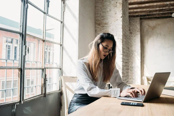 Joven Profesional Mujer Asiática Interior Utilizando Computadora Negocio Trabajo Remoto — Foto de Stock