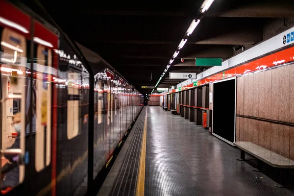 Estação Metro Vazio Milão Devido Bloqueio Coronavírus — Fotografia de Stock