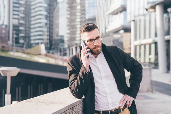 Przystojny Młody Biznesmen Świeżym Powietrzu Rozmawiając Smartfon Komunikacja Profesjonalny Koncepcja — Zdjęcie stockowe