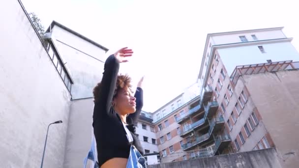 Multi Etnische Mooie Jonge Vrouw Outdoor Dansen Vrijheid Zorgeloos Weg — Stockvideo