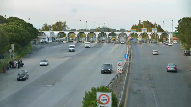 Toll road station time-lapse op moment van de dag in Italië — Stockvideo