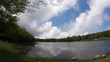 Doğa, orman göl manzara gökyüzü ve bulutlar, hızlandırılmış.