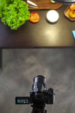 Kamera yemek takımının fotoğraflarını çekiyor. düz yat