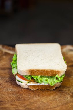 Salata, domates, peynir ve somonlu tost.