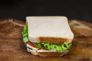 Salata, domates, peynir ve somonlu tost.