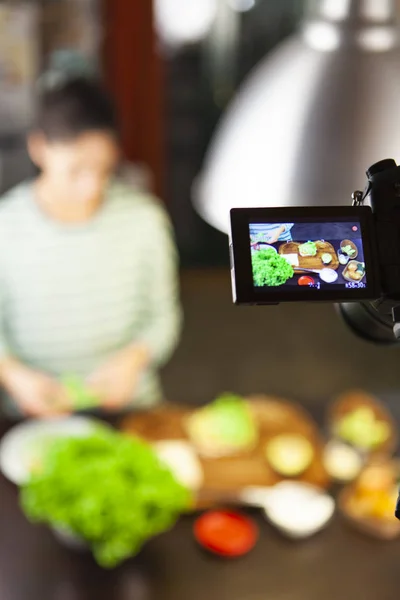 Wyświetlacz kamery pokazujący kobietę gotującą w kuchni Zdjęcie Stockowe