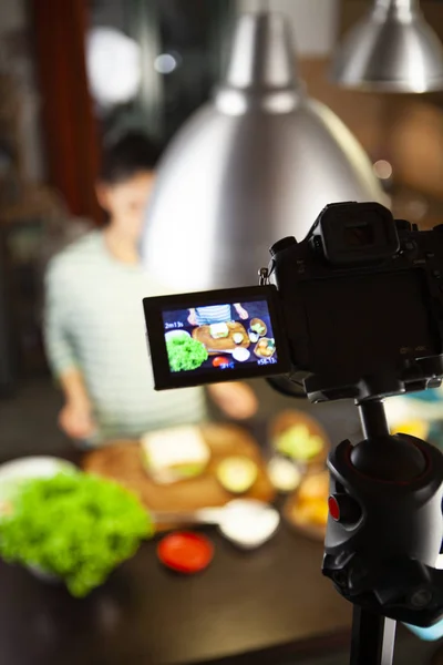 Affichage de la caméra montrant une fille cuisiner dans la cuisine Image En Vente