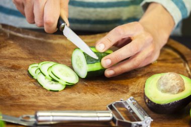 Kadın süslü bir kabağı küçük dilimlere ayırıyor.