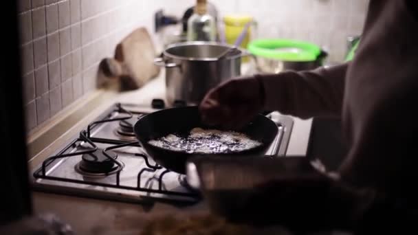 Hemmafru Kvinna Lagar Pommes Frites Kastrullen Med Varm Olja Kvällen — Stockvideo