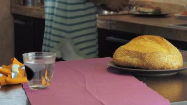 Kız, masada yoğurt ve fındık kremalı ahşap bir kase servis ediyor.