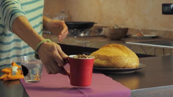 Wanita Muda Membawa Krim Hazelnut Roti Panggang Vegan Dan Semangkuk — Stok Video