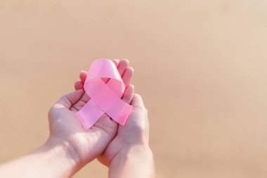 Pembe brea tutan womans sağlık ve tıp kavramı - eller