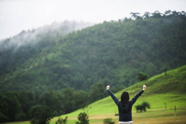 Çayırda doğanın keyfini kadınların görüntü arıyor Instagram. 