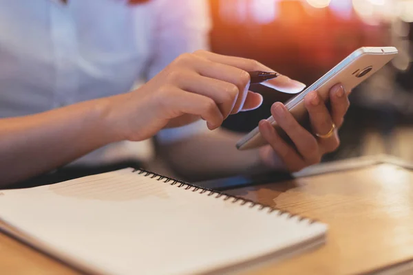 Instagram Ser Bilden Nära Kvinna Hand Hålla Smartphone Med Anteckningsbok — Stockfoto