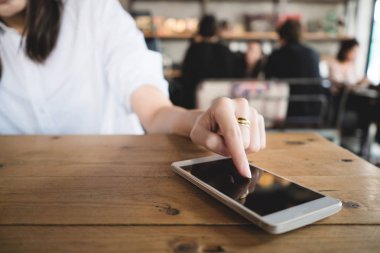 Masaya Smartphone kullanan genç kadın.