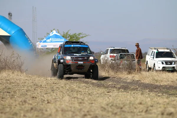 Snel rijdende zwarte Ford Ranger rally auto bij start van race — Stockfoto