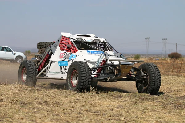 Quarante-cinq degrés de vue rapprochée de Speeding White Bat voiture de rallye — Photo