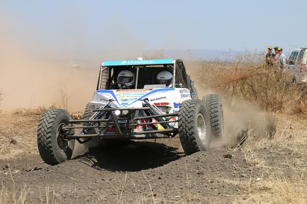 Vooraanzicht close-up van witte Chenowth rally auto Racing — Stockfoto