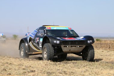 Kırk beş derece yakından görmek hız siyah Cr-2 ralli arabası