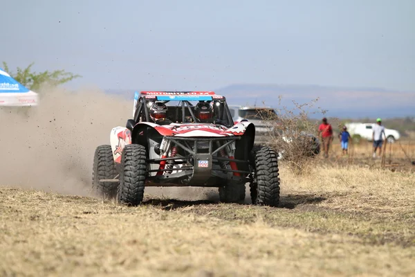 Snel rijdende witte en rode vleermuis Spec 5 rally auto bij start van race — Stockfoto