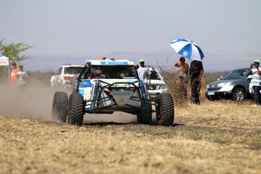 Beyaz Aceco ralli araba Önden Görünüm hızlandırmak