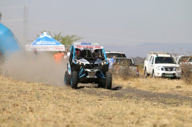 Mavi ve beyaz Maverick 1000t Turbo ralli araba başında hız 