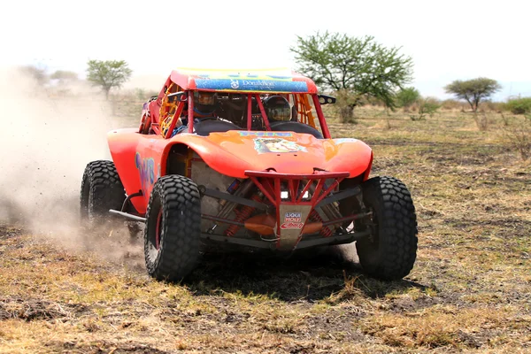 Vooraanzicht close-up van Racing oranje Bat rally auto — Stockfoto