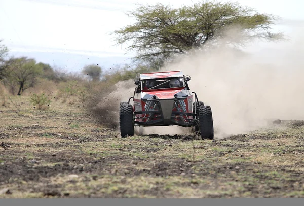 Vooraanzicht van het rode Hellcat rally auto Racing — Stockfoto