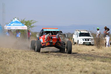 Kırmızı Aceco ralli araba yarış başında hız