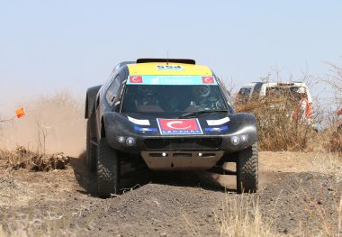 Yokuş aşağı gidiyor siyah Cr-2 ralli arabası close-up Önden Görünüm