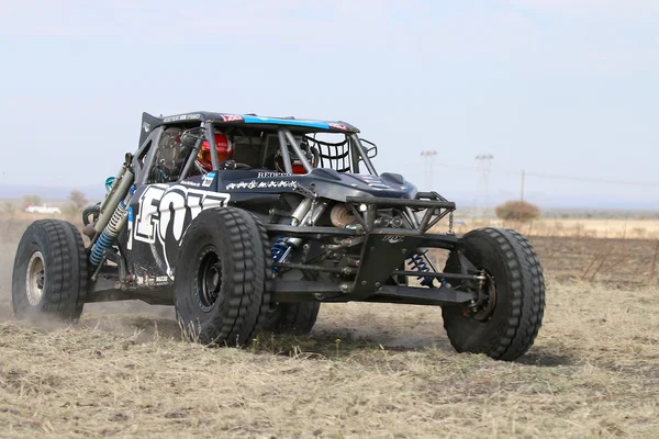 Fünfundvierzig Grad Nahaufnahme der rasenden schwarzen Träger Rallye c — Stockfoto