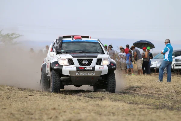 Beschleunigung weiß und schwarz Nissan Navara Rallye Auto Frontansicht — Stockfoto