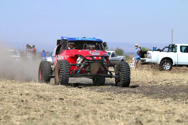 Het versnellen van rode Porter rally auto vooraanzicht — Stockfoto