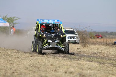 Ralli araba açık vie mavi ve yeşil Maverick 1000t Turbo hız