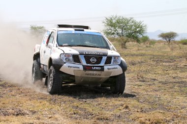 Siyah ve beyaz Nissan Navara rall yarış ön görünüm yakın çekim