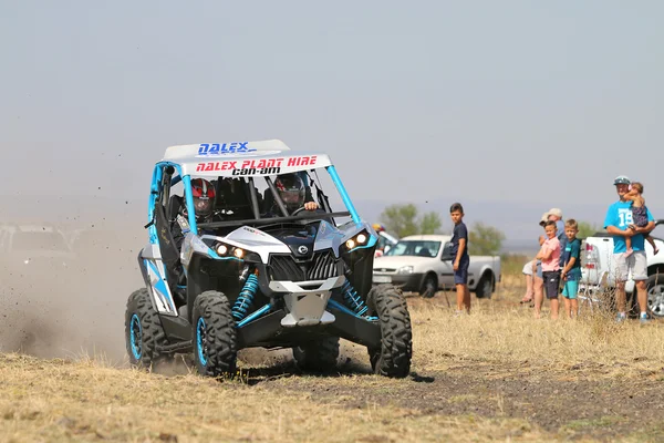 Velocidad azul y blanco Maverick 1000T Turbo rally car front vie — Foto de Stock