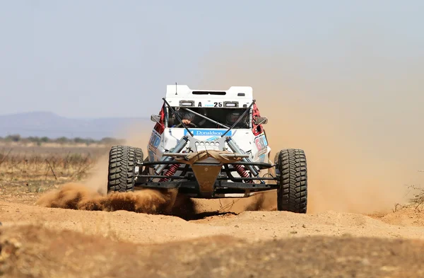 Vue de face gros plan de la voiture blanche de rallye Bat au franchissement routier — Photo