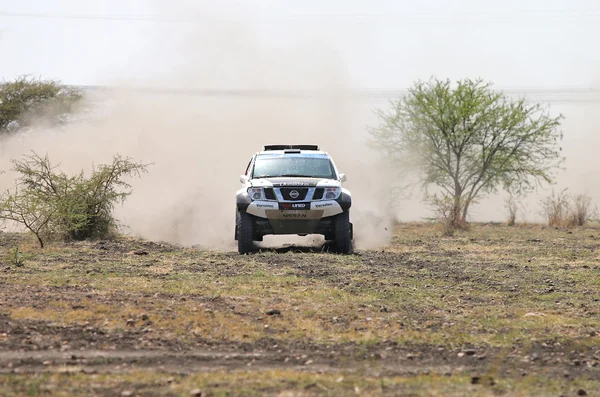 Vue de face gros plan de Racing noir et blanc Nissan Navara rall — Photo