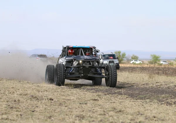 Rasender schwarzer Träger Rallye-Auto Frontansicht — Stockfoto