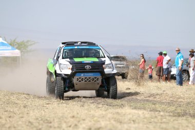 Yeşil ve Beyaz Toyota Hilux çift kabin ralli araba açık v hız