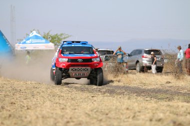 Kırmızı ve mavi Toyota Hilux Çift Kişilik taksi rally araba Önden Görünüm hızlandırmak