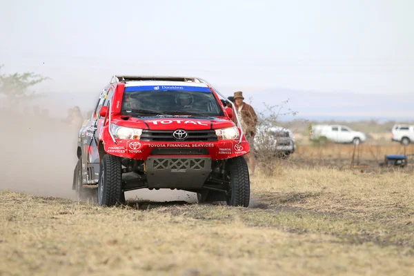 Kırmızı ve siyah Toyota Hilux Çift Kişilik taksi rally araba açık vie hızlandırmak — Stok fotoğraf