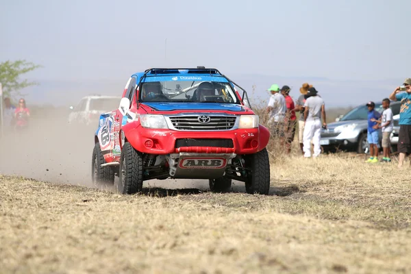 Velocidad rojo y azul Toyota Hilux coche de rally de una cabina delantera vi —  Fotos de Stock