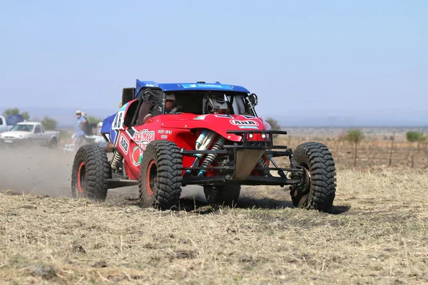 Vue rapprochée de quarante-cinq degrés de la voiture de rallye Speeding Red Porter — Photo