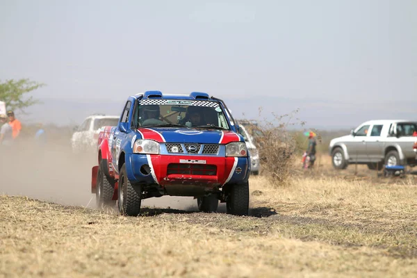 Kırmızı ve mavi Toyota Nissan tek kabin rally araba açık v hız