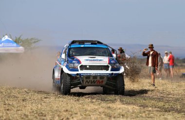 Beyaz ve mavi Ford Ranger ralli araba Önden Görünüm hızlandırmak