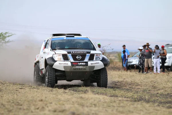 Het versnellen van zwarte en witte Nissan Navara rally auto vooraanzicht — Stockfoto