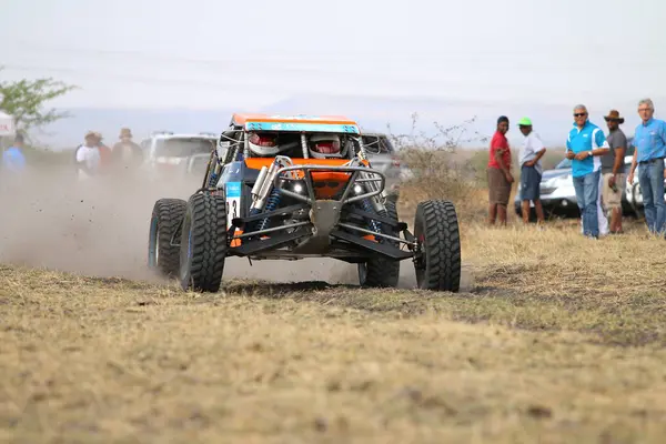 Snel rijdende oranje Zarco rally auto bij start van race — Stockfoto